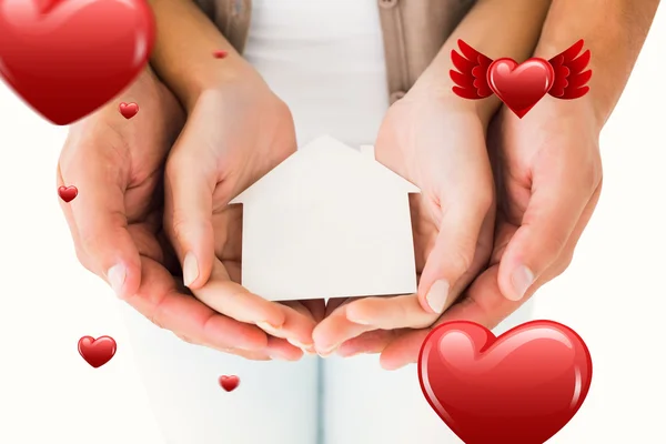 Couple tenant maison miniature dans les mains — Photo