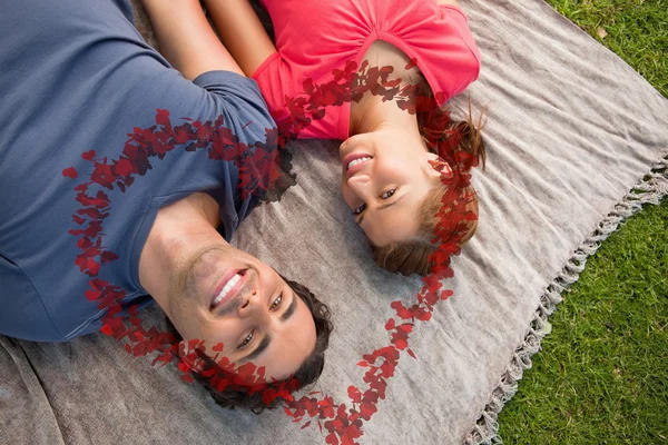 Två vänner ligger på quilt — Stockfoto