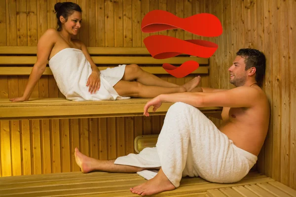 Casal feliz relaxando em uma sauna e conversando — Fotografia de Stock