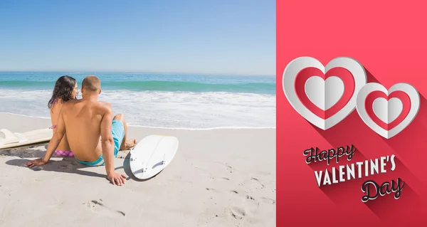 Bonita pareja joven con sus tablas de surf — Foto de Stock