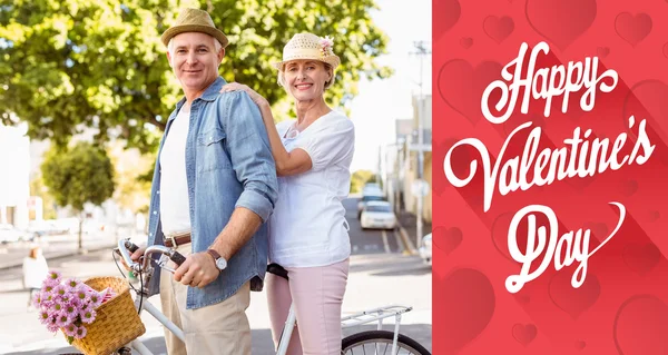 Feliz casal maduro indo para um passeio de bicicleta — Fotografia de Stock