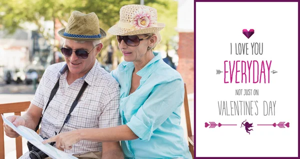 Happy tourist couple looking at map — Stock Photo, Image