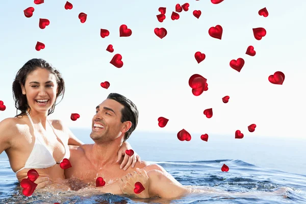 Casal desfrutando de tempo juntos na piscina — Fotografia de Stock