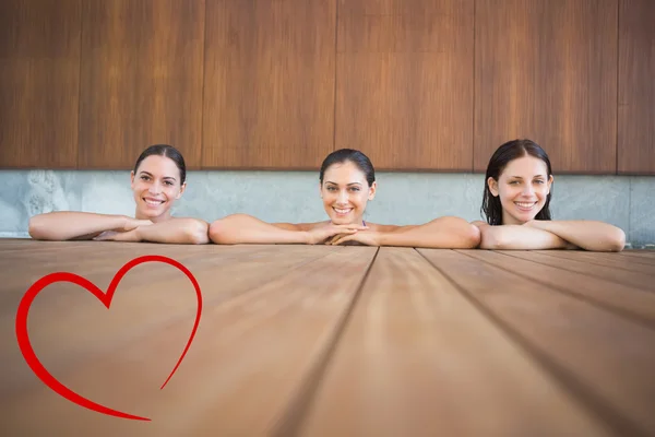 Mujeres jóvenes alegres en la piscina — Foto de Stock