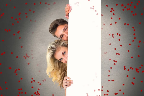 Casal atraente sorrindo para a câmera — Fotografia de Stock