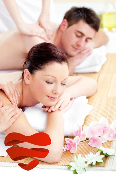 Immagine composita di giovane coppia che riceve un massaggio alla schiena — Foto Stock
