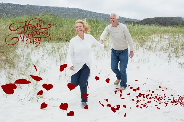 Fröhliches Senioren-Paar läuft am Strand — Stockfoto