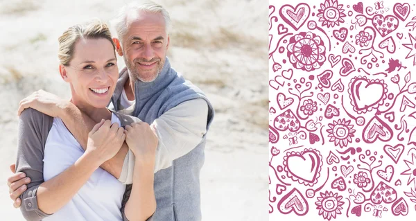 Feliz abraço casal na praia olhando — Fotografia de Stock