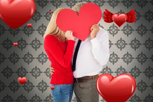 Bonito homem recebendo um cartão de coração forma esposa — Fotografia de Stock