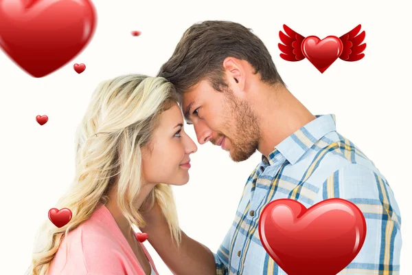 Casal atraente sorrindo um para o outro — Fotografia de Stock