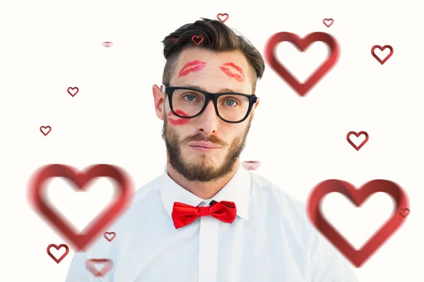 Geeky Hipster mit Küssen im Gesicht — Stockfoto