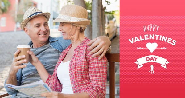 Happy tourist couple drinking coffee — Stock Photo, Image