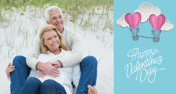 Romantic senior couple relaxing at beach — Stock Photo, Image