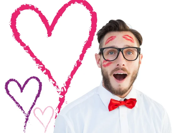 Nördiga hipster med kyssar på hans ansikte — Stockfoto