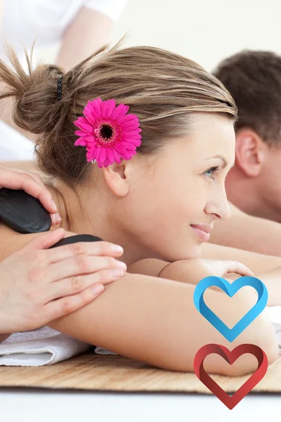 Pareja disfrutando de un spa treatmen — Foto de Stock