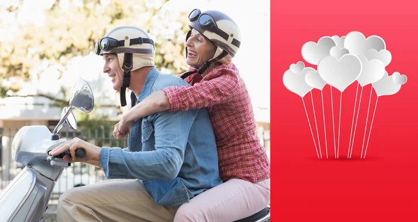Счастливая взрослая пара на скутере — стоковое фото