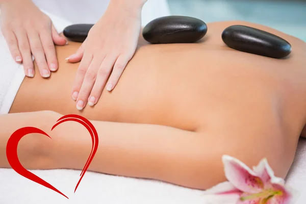 Mooie vrouw ontvangen stone-massage — Stockfoto