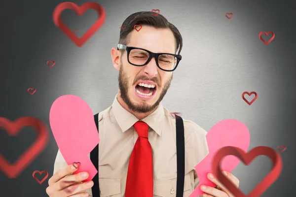 Geeky hipster in possesso di una carta cardiaca rotta — Foto Stock