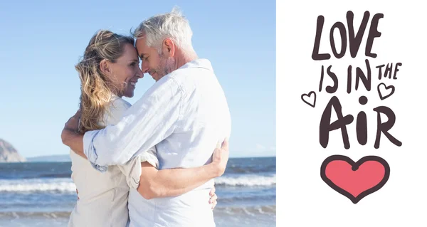 Gelukkige paar op het strand aanraken gezichten — Stockfoto