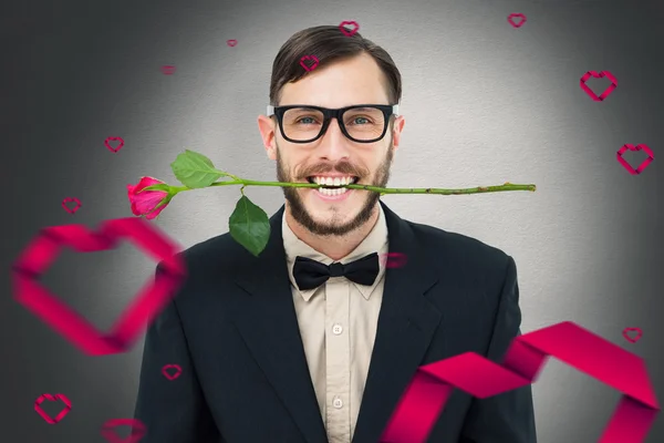 Geeky hipster segurando rosa entre os dentes — Fotografia de Stock