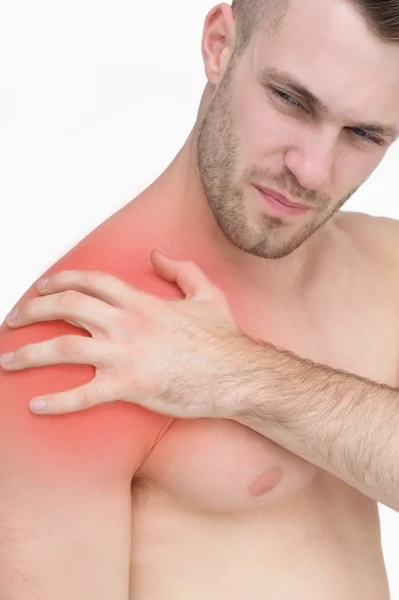 Nahaufnahme eines hemdlosen Mannes mit Schulterschmerzen — Stockfoto