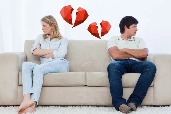 Пара сидят на двух концах дивана — стоковое фото