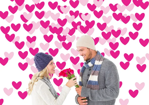 Homem atraente no inverno moda oferecendo rosas — Fotografia de Stock