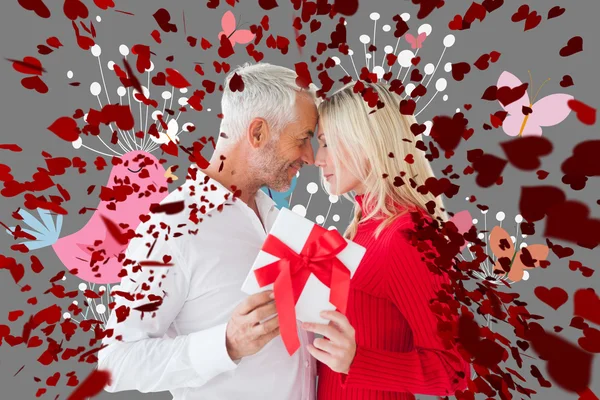 Verliefde paar met cadeau — Stockfoto