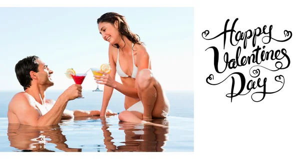 Paar met cocktails in zwembad — Stockfoto