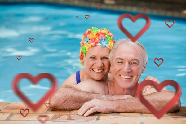 Pareja madura en la piscina —  Fotos de Stock