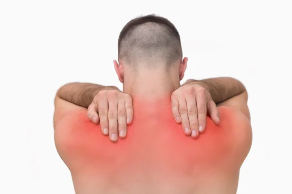 Вид сзади на мужчину без рубашки с болью в плече — стоковое фото