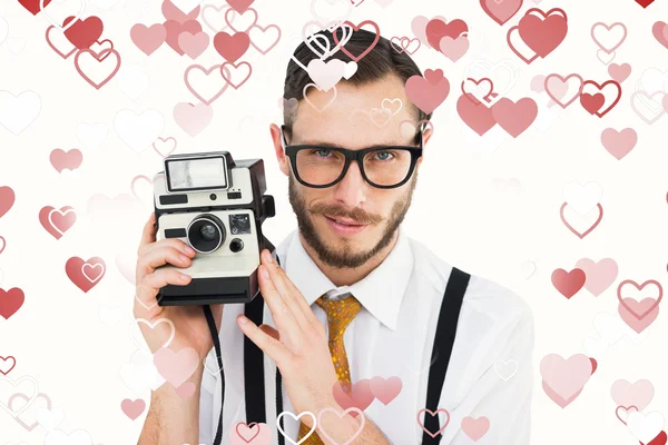 Geeky hipster holding retro kamera — Stok fotoğraf