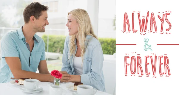 Pareja tomando desierto y café — Foto de Stock