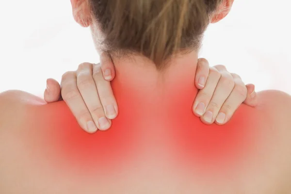 Close-up de mulher massageando pescoço — Fotografia de Stock
