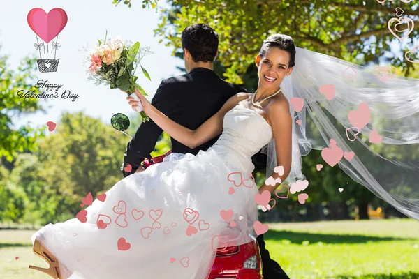 Casal recém-casado sentado em scooter no parque — Fotografia de Stock