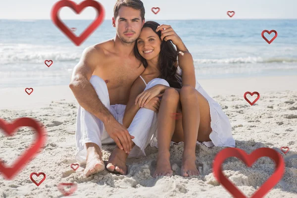 Acariciando casal sorrindo para a câmera — Fotografia de Stock