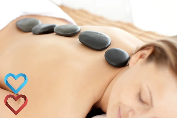 Donna rilassata con pietre calde sulla schiena — Foto Stock