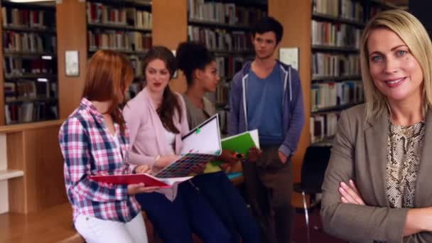 Uczniowie i nauczyciel Omawiając w bibliotece — Wideo stockowe