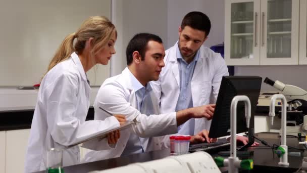 Cientistas trabalhando juntos no laboratório — Vídeo de Stock