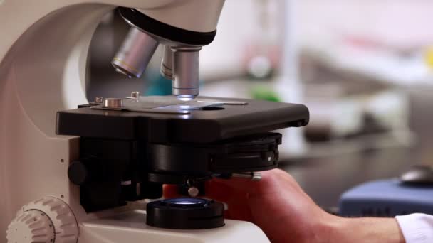 Scientifique préparant un microscope — Video