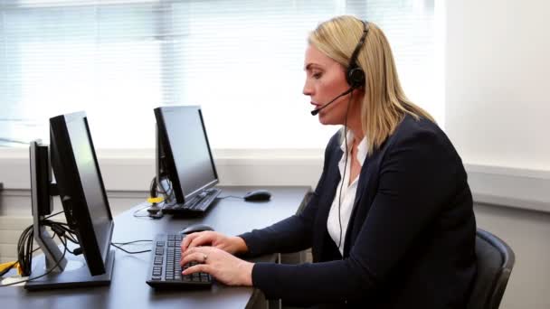 Call center agent werken bij receptie — Stockvideo