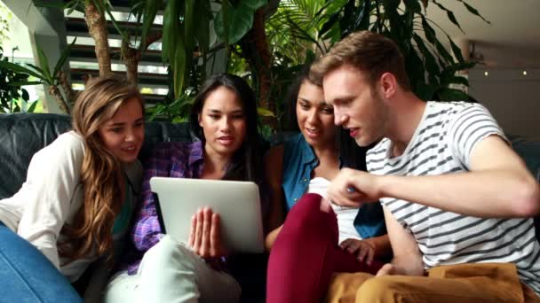 Glückliche Freunde sitzen und Laptop benutzen — Stockvideo