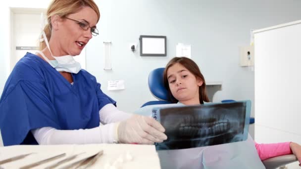 Dentista mostrando raio-X para a menina — Vídeo de Stock