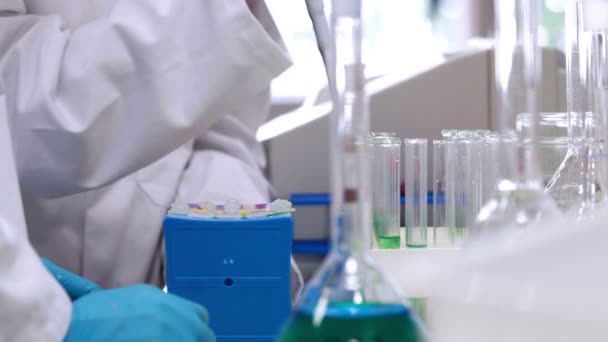Químicos trabajando en un laboratorio — Vídeos de Stock
