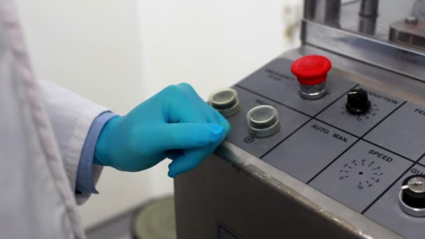 Pharmacien utilisant des machines lourdes pour fabriquer des médicaments — Video