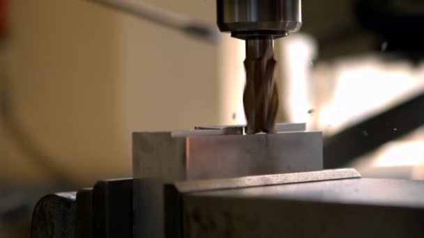 Инженерная машина в металлическом цехе — стоковое видео