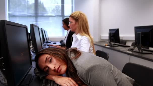 Mujer cansada durmiendo en un teclado — Vídeo de stock