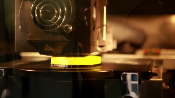 3D-printer afdrukken van een object — Stockvideo