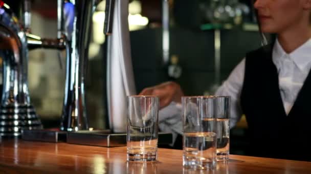 Усміхнений бармен в уніформі прибирання — стокове відео