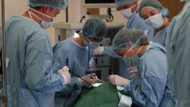 Medische studenten oefenen chirurgie op model — Stockvideo